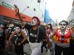 Las normas de la carrera impedían a los participantes correr a una velocidad normal, usar palabras y detenerse a tomarse fotos. EFE / E. Arias