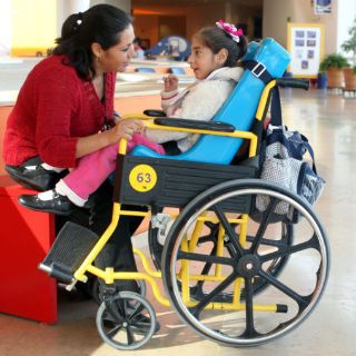 Deja todo para llevar a su hija a recibir rehabilitación