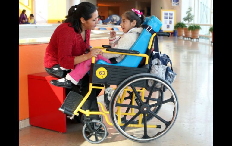 Lupita Medina viaja todos los lunes desde Atotonilco para que atiendan a su hija. EL INFORMADOR / A. Hinojosa