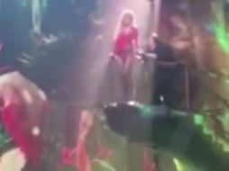 La 'Princesa del Pop' tuvo que ser ayudada en pleno escenario para liberarse. YOUTUBE / Funny here