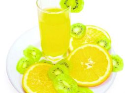 Jugo de naranja con kiwi, bebida diurética y excelente fuente de vitamina C. ESPECIAL /