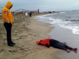 Los cuerpos de 13 de las víctimas con chalecos salvavidas llegaron hasta una playa del distrito de Ayvalin. AP /