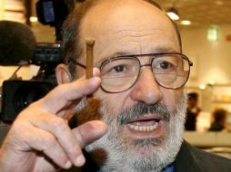 Eco también dijo que no cree que el periódico impreso desaparezca en próximos años. TWITTER / @mikejcroucher