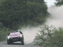 Tercera etapa. El piloto francés Sébastien Loeb conduce su auto Peugeot en territorio argentino. AFP / F. Fife