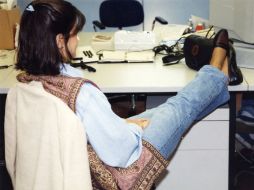 Angiólogos recomiendan elevar las piernas al sentarse o acostarse. EL INFORMADOR / ARCHIVO