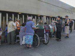 En su mayoría, los vendedores se encuentran establecidos en las banquetas impidiendo el paso de los peatones. EL INFORMADOR / F. Atilano
