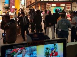 Raúl Osorio comparte una fotografía en donde se puede ver a la producción de 'Hoy' monitoreando a la competencia. TWITTER / @rulosorio