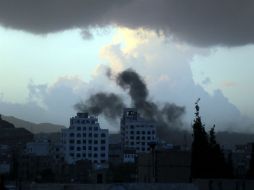 Vista del humo provocado por los bombardeos de la coalición liderada por Arabia Saudí en Saná. EFE / Y. Arhab