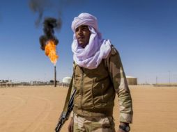 El fuego se expandió rápidamente, y los cuatro depósitos afectados aumentaron a siete. AP /