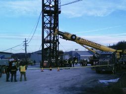 Los servicios de socorristas trasladaron una grúa al sitio para ayudar en las operaciones de rescate. EFE / Especial