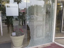 El ataque sólo provocó desperfectos en la cristalera de la puerta del hotel y en algunas ventanas del autobús. EFE / ARCHIVO