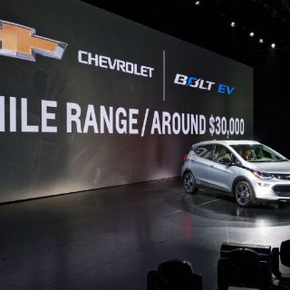 Fabricantes de autos apuestan por vehículos eléctricos