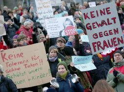 Las mujeres se manifestaron haciendo ruido con pancartas, silbatos y golpeando en cacerolas. EFE / O. Berg