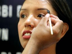 Rellenar la ceja con una mano ligera, hará que el efecto sea más natural. EL INFORMADOR / ARCHIVO