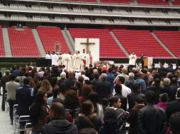 El Cardenal Francisco Robles ofició una misa al centro de la cancha en la que participaron jugadores que marcaron época con el club. EL INFORMADOR / M. Vargas