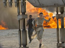 'Star Wars:The Force Awakens' generó 41.6 millones de dólares en Norteamérica y 104.3 en el resto del mundo. AP / D. James