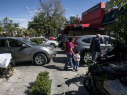 Espacios peatonales reducidos por automovilistas en zonas comerciales de Chapalita. EL INFORMADOR / R. Tamayo