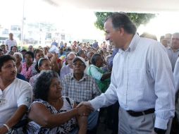 El funcionario federal hizo entrega del pago a los adultos mayores en Acapulco en la Unidad Habitacional Colosio. TWITTER / @JoseAMeadeK