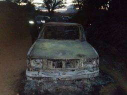 La Policía estatal localizó en el lugar de los hechos dos de los vehículos calcinados. EFE / Quadratín