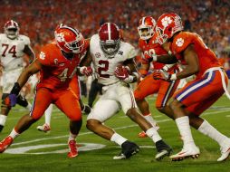 Derrick Henry (2), ganador del trofeo Heisman, fue el más destacado de la ofensiva de Alabama. AFP / K. Cox
