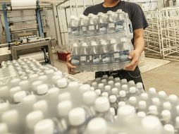 Voluntarios y policías han estado entregando puerta por puerta agua, filtros y accesorios para medir niveles de plomo. EL INFORMADOR / ARCHIVO