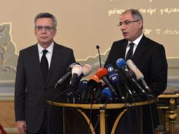 El ministro del Interior turco, Efkan Ala (d), y su homólogo alemán, Thomas de Maizière, durante la rueda de prensa. EFE / D. Toprak