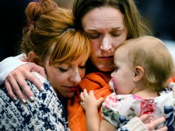 Reneé Wetzel (c) enlista a 25 individuos no identificados en su demanda. AP / R. Luna