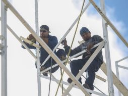 Trabajadores desarmaron ayer la estructura de uno de los espectaculares en el área de la Glorieta de Niños Héroes. EL INFORMADOR / F. Atilano