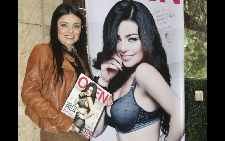 Isfel posa con un ejemplar de la revista para la que decidió posar. NTX / J. González