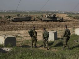 Soldados israelíes montan guardia en la frontera entre Israel y Gaza, cerca de Nahal Oz. EFE / A. Safadi