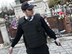 Un policía turco vigila uno de los obeliscos de la explanada de Sultanahmet. EFE / S. Suna