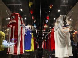 La FIFA sancionó este jueves al Atlético y al Real Madrid con la imposibilidad de fichar durante un año. EFE / M. Cruz