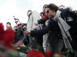 Cientos de personas se congregaron en Estambul para depositar flores y guardar un minuto de silencio en honor de las víctimas. EFE / S. Suna