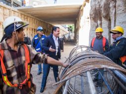 El gobernador del Estado, Aristóteles Sandoval, visitó ayer la obra en el túnel de Avenida Hidalgo. ESPECIAL /
