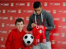 ''Sepan que siempre están de nuestro lado'', dice el mexicano a la afición. TWITTER / @SLBenfica