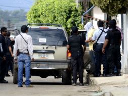 Los maestros caminaron de manera similar a los 21 liberados esta madrugada; ambos hechos fueron por cuestiones económicas. SUN /
