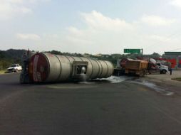 El accidente provocó el cierre total de la vía y maniobras especiales para contener el producto. TWITTER / @spcver