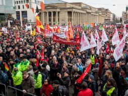 Miles de personas se reúnen en Stuttgart para protestar por el racismo y la violencia que sufren las personas que buscan asilo. AP / C. Schmidt