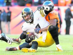 El linebacker de Broncos, Antonio Smith captura al quarterback de Steelers, Ben Roethlisberger, durante el juego de ayer. AP / D. Zalubowski