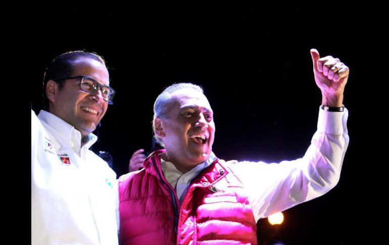 Ignacio Peralta Sánchez festaja al lado de Manlio Fabio Beltrones, dirigente nacional del PRI. SUN / V. Rosas