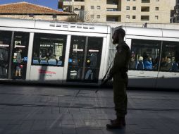 Un soldado israelí vigila una estación del tren ante los crecientes casos de agresiones en el transporte público. EFE / F. Hollander