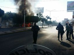 De acuerdo con autoridades, el hecho se presentó porque el vehículo se quedó sin frenos y se estrelló en un poste. ESPECIAL /