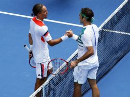 Roger Federer (dcha) saluda a Alexandr Dolgopolov (izda) tras el partido en la segunda ronda del Abierto de Australia en Melbourne. EFE / M. Irham