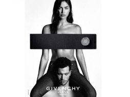 La bella modelo se encuentra sobre los hombros de un hombre, mientras una especie de 'tela' cubre su parte superior. INSTAGRAM / @irinashayk