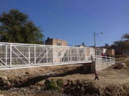 Durante la temporada de lluvias, a los vecinos les era muy difícil cruzar. TWITTER / @PabloLemusN