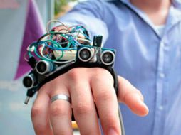 El guante permite detectar objetos a una distancia de hasta 50 centímetros mediante dos sensores ultrasónicos. ESPECIAL / dgsei.edomex.gob.mx