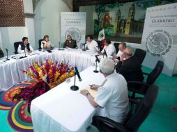 En el encuentro estuvieron presentes en titular de la Sedena, de Marina, de la PGR, de la CNS y del Cisen. TWITTER / @osoriochong