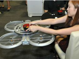 Algunos robots realizan tareas humanas, pues funcionan como meseros, botones e incluso pueden llamar un ascensor. TWITTER / @anadandoguerra