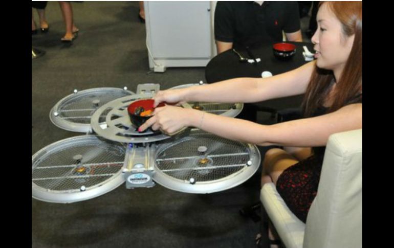 Algunos robots realizan tareas humanas, pues funcionan como meseros, botones e incluso pueden llamar un ascensor. TWITTER / @anadandoguerra