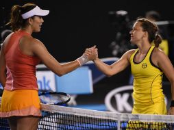Strýcová hizo valer su veteranía ante una errática Muguruza (izq), que acumuló los errores. AFP / W. West